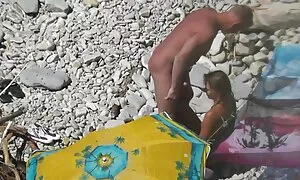 Kakitangan memecahkan Dara dan video seks kanak kanak meletakkan di bokongnya.
