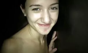 Anak-anak bermain video remaja lucah dengan lembut, yang tidak bersalah.
