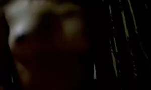 Letakkan tongkat bit lucah tumbir di pantat anda cinta