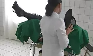 Cemerlang wanita bertanya muda pelanggan seks jilat