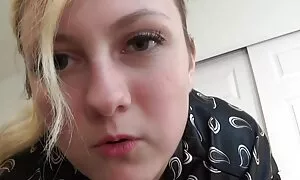 Cock mendorong ke seks atas katil teman lelakinya pus.