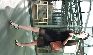 Hitam memberikan seorang video lucah melancap wanita muda.