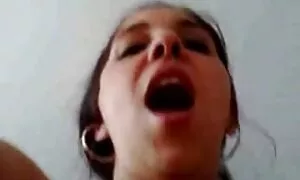 Pelacur muda masturbasi dengan pesona video seks orang kerdil dia