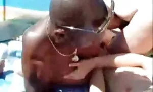 Mereka membawa video sex lucah seorang gadis, hanya untuk mereka.