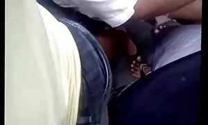 Pria video lucah orang gemuk kulit hitam menghisap penis kecil dan biarkan ia berada di antara dua kaki.