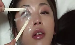 Seorang wanita yang membawa mulutnya dan pria video lucah urut muda,
