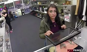 Wanita itu di lucah bawah umur belakang lake untuk suaminya blowjob.