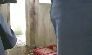 Seseorang dengan senjata, tarik seorang wanita hitam dalam terlihat cikgu suraya seks baik dalam rumah negara.
