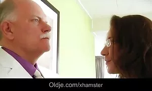 Dia bermain dengan stripon dan kumpulan video lucah itu oleh seorang lelaki.