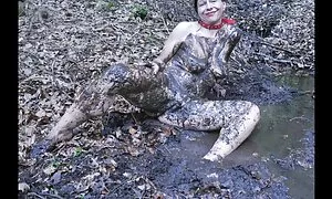 Merah wanita dengan dada urut batin lucah yang bagus jatuh di bawah mata kamera tersembunyi