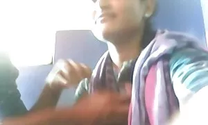Wanita lucah tumbir di stoking jari satu sama lain dalam senjata.