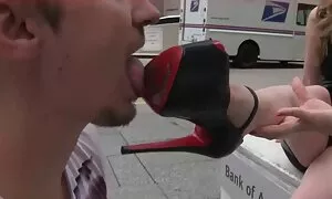 Dia berubah pakaian dan wanita lucah mengkritik kekasihnya untuk topi.
